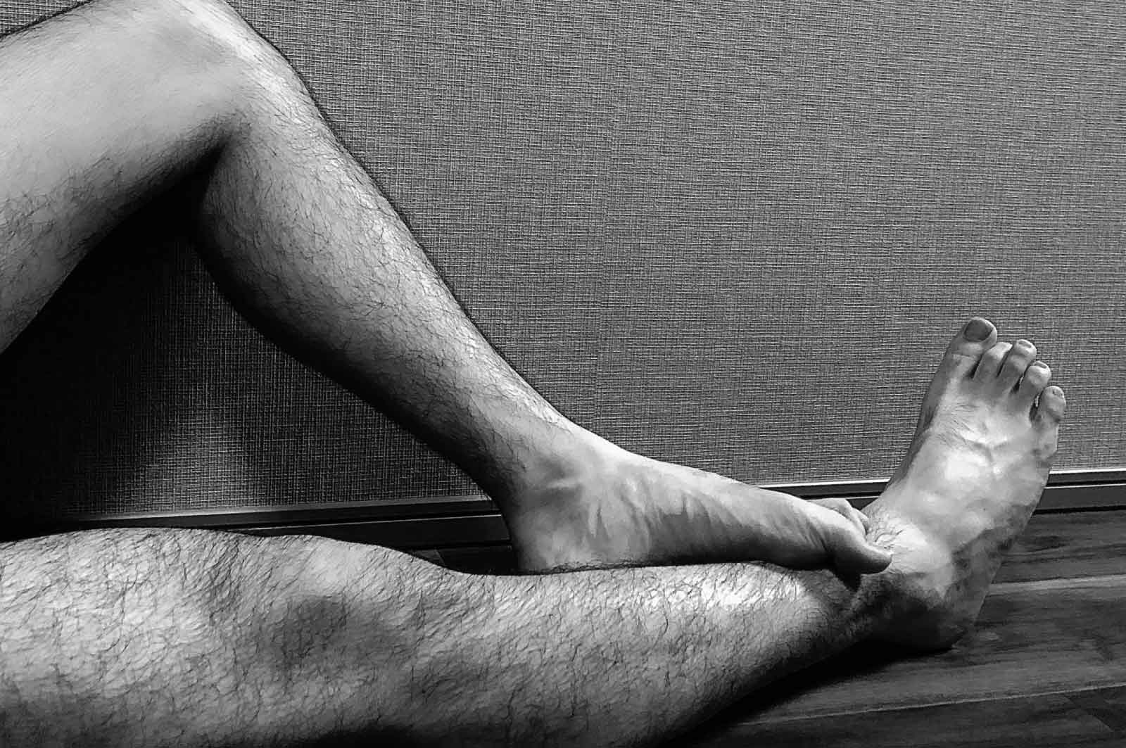 足を露出するゲイ男性