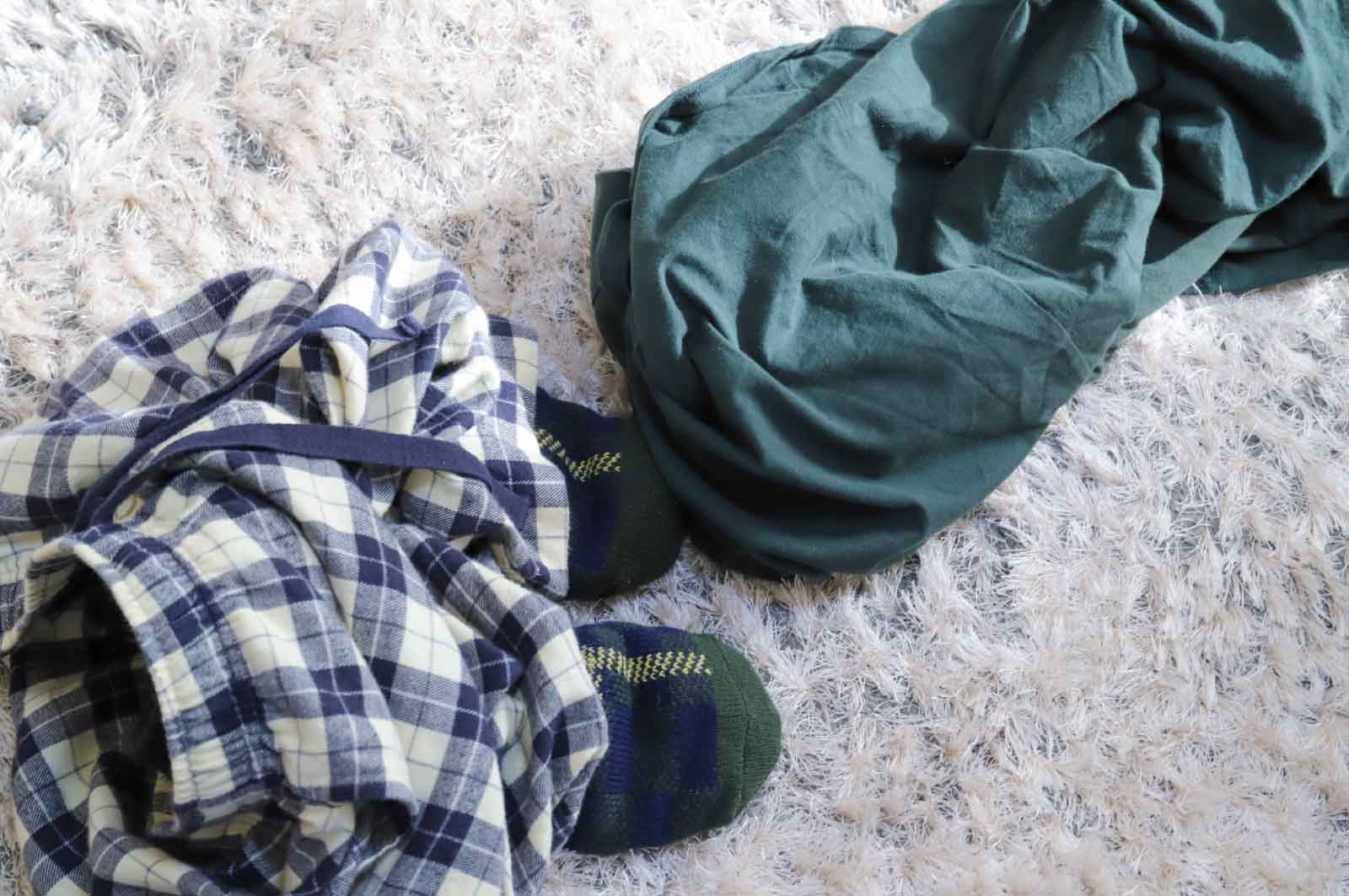 脱ぎ捨てられた服