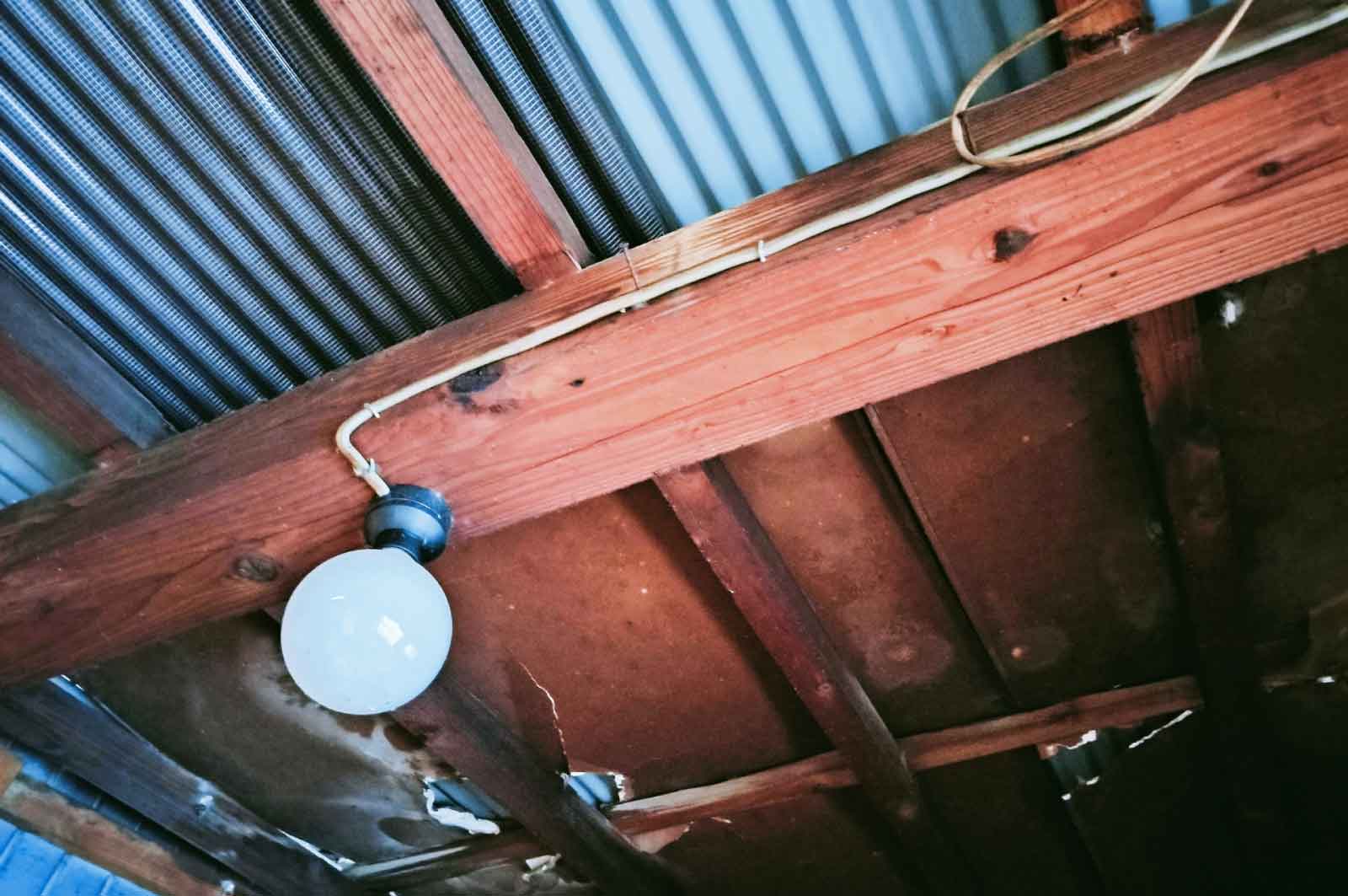 山小屋の屋根