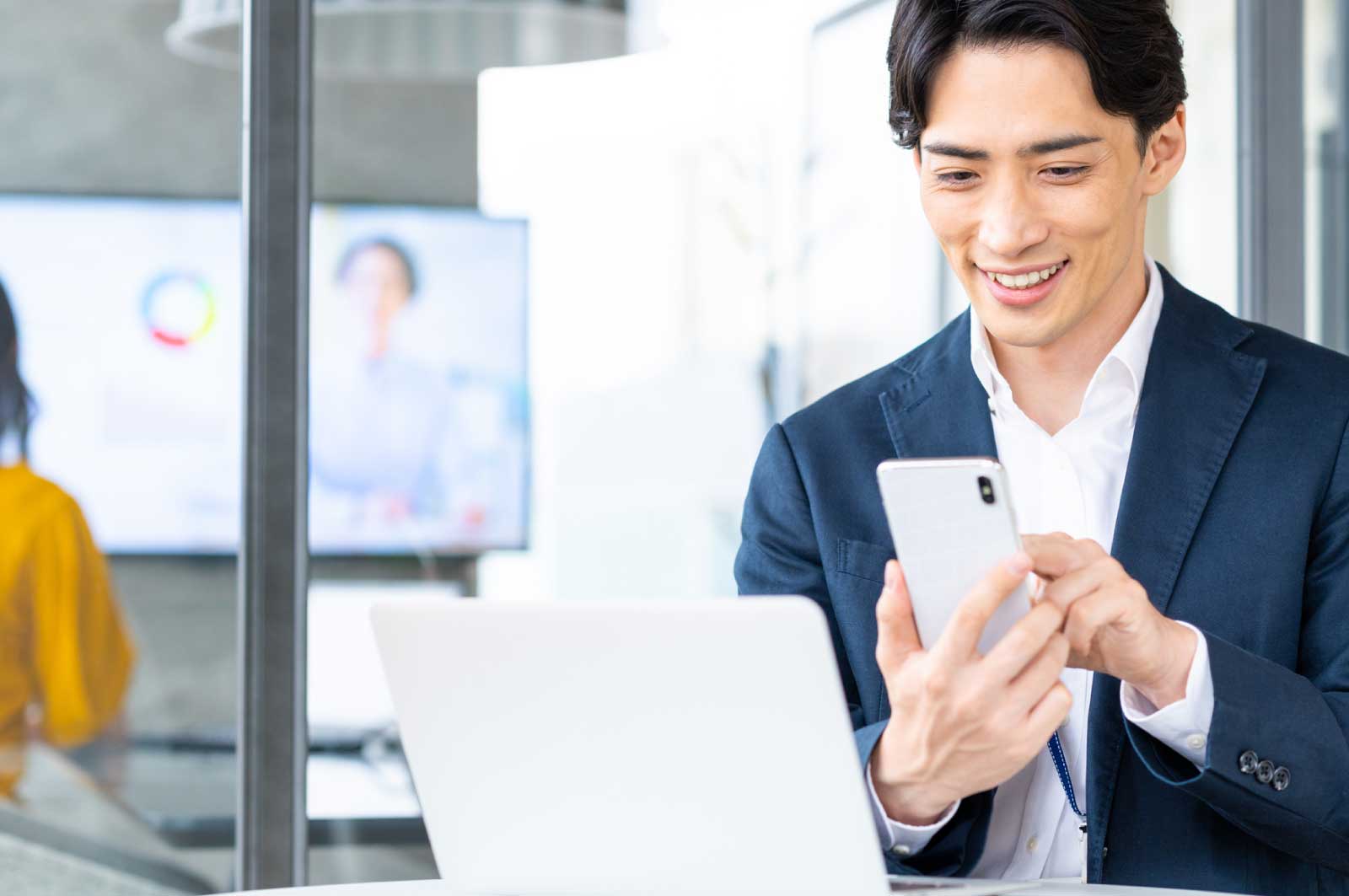 スマホで「爆サイ.com」をする男性