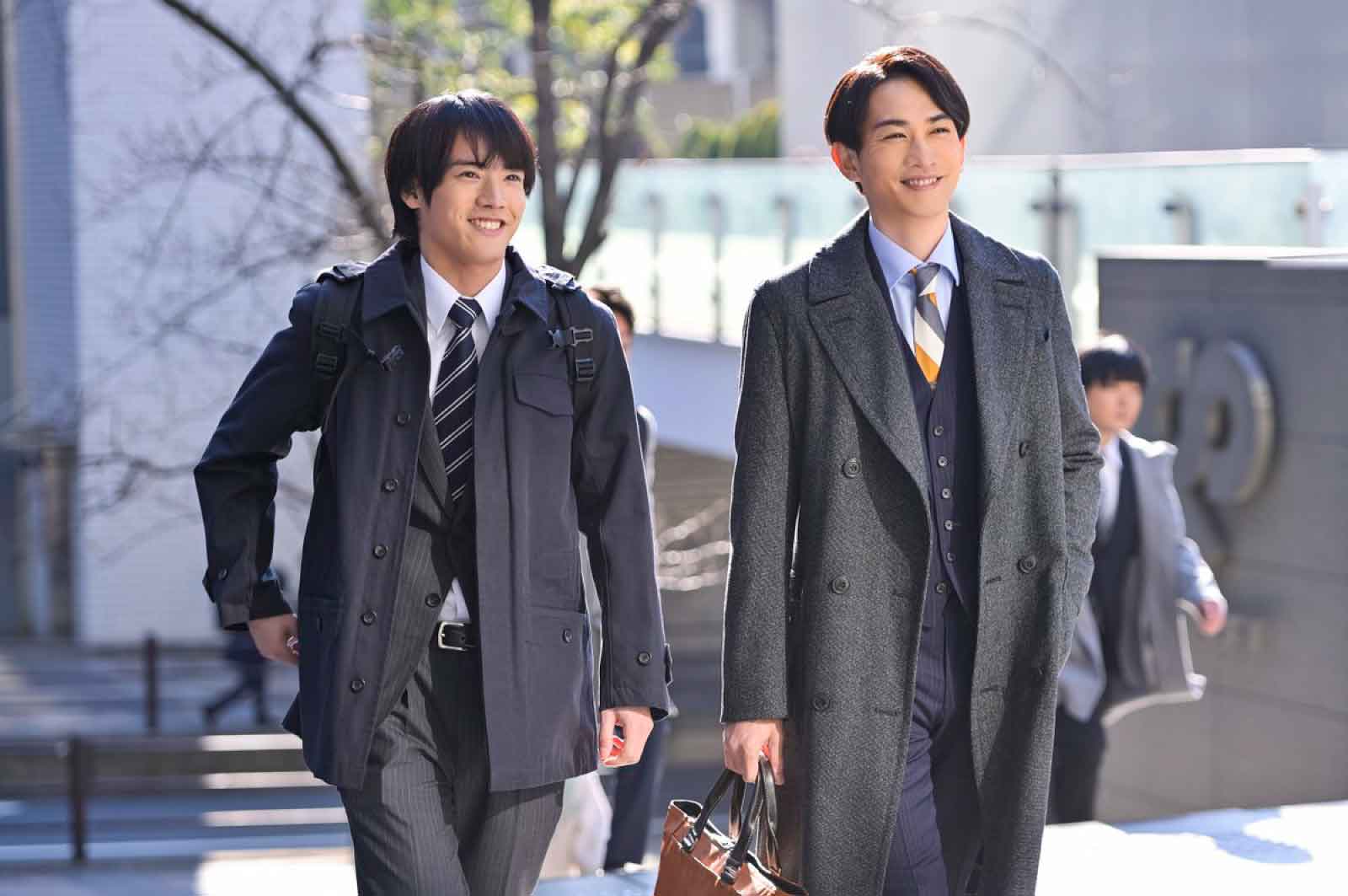 出社する安達と黒澤