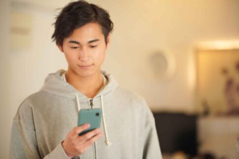 ゲイ掲示板を活用する男性