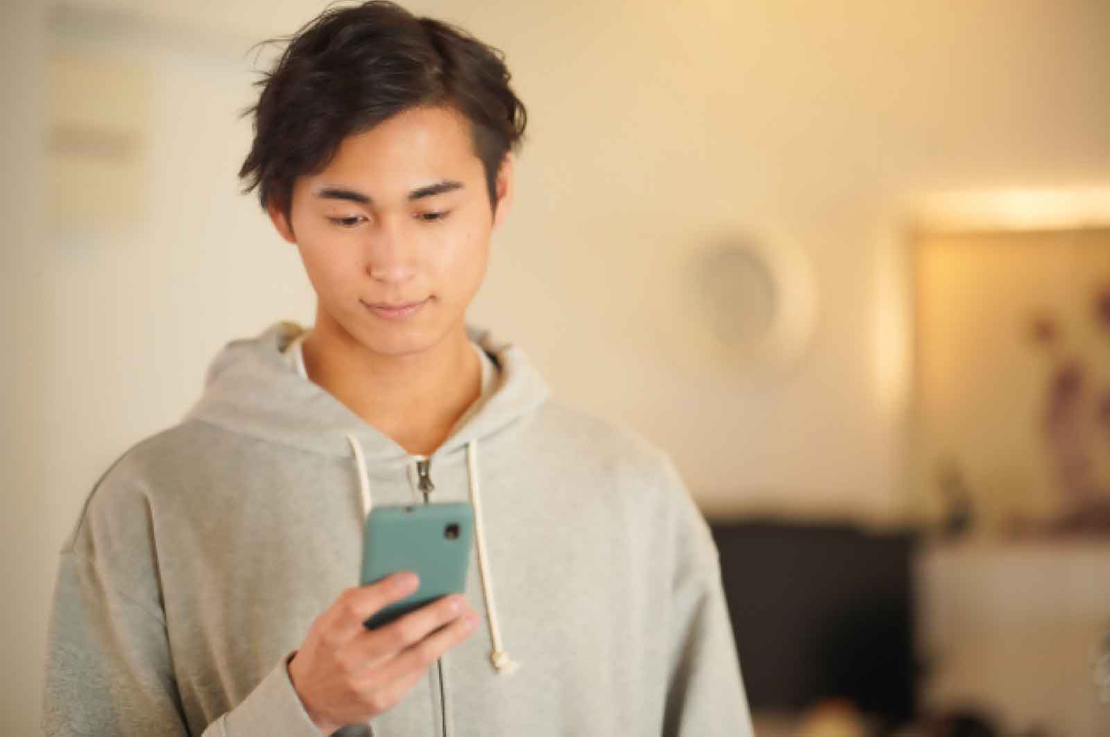 ゲイ掲示板を活用する男性