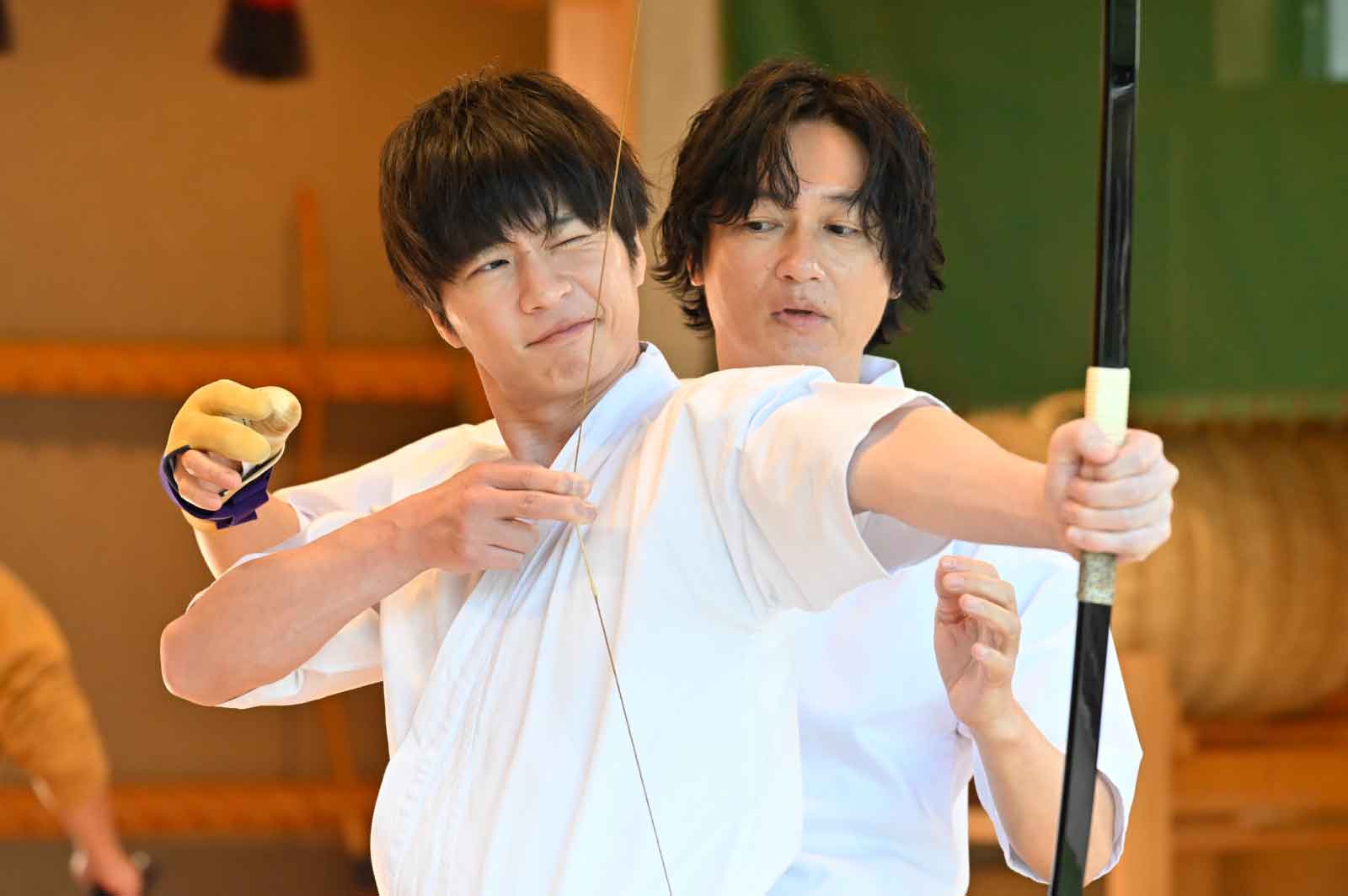 弓道をする春田と和泉