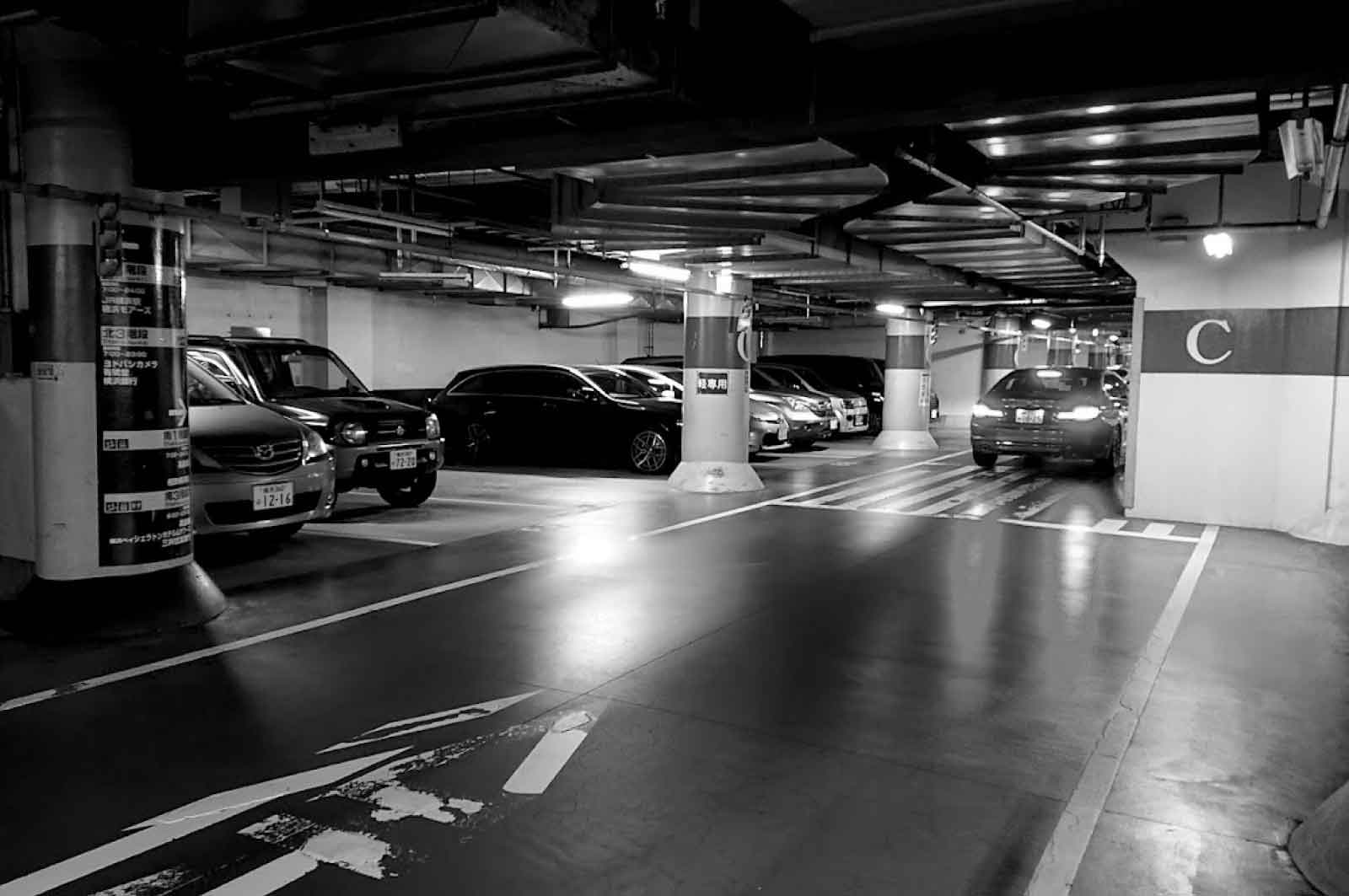 横浜西口地下駐車場